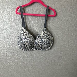 Victoria’s Secret plunge Fabulous Bra‎ size 32 DD